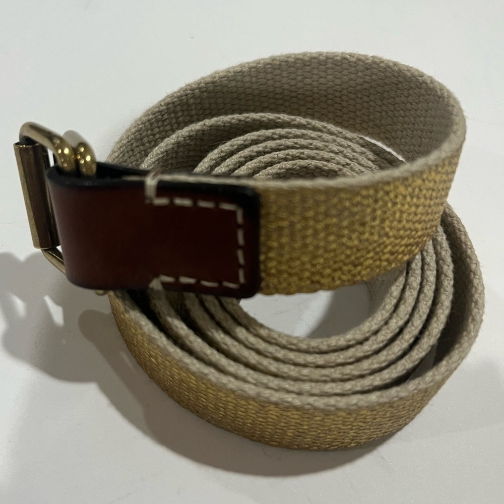 NWOT Unbranded gold material and leather half inch belt shimmer